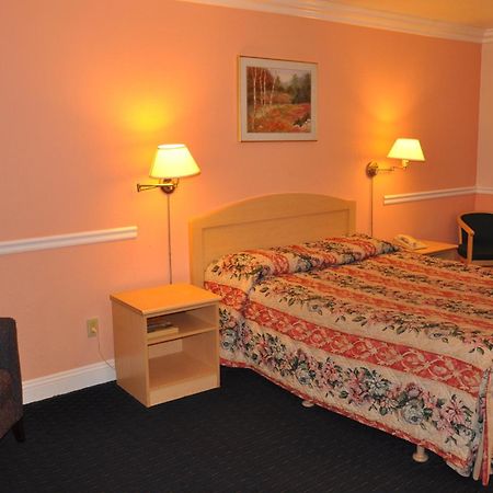 Super 8 By Wyndham Hayward Downtown Motel Кастро Вали Екстериор снимка