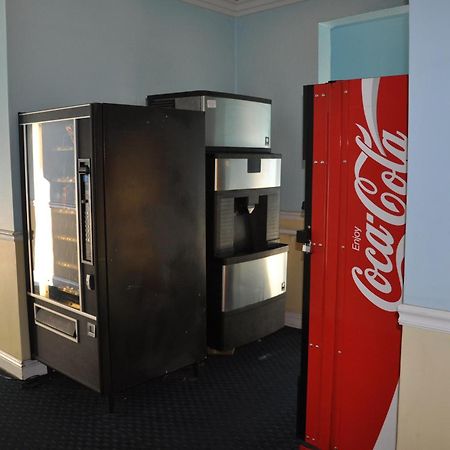 Super 8 By Wyndham Hayward Downtown Motel Кастро Вали Екстериор снимка