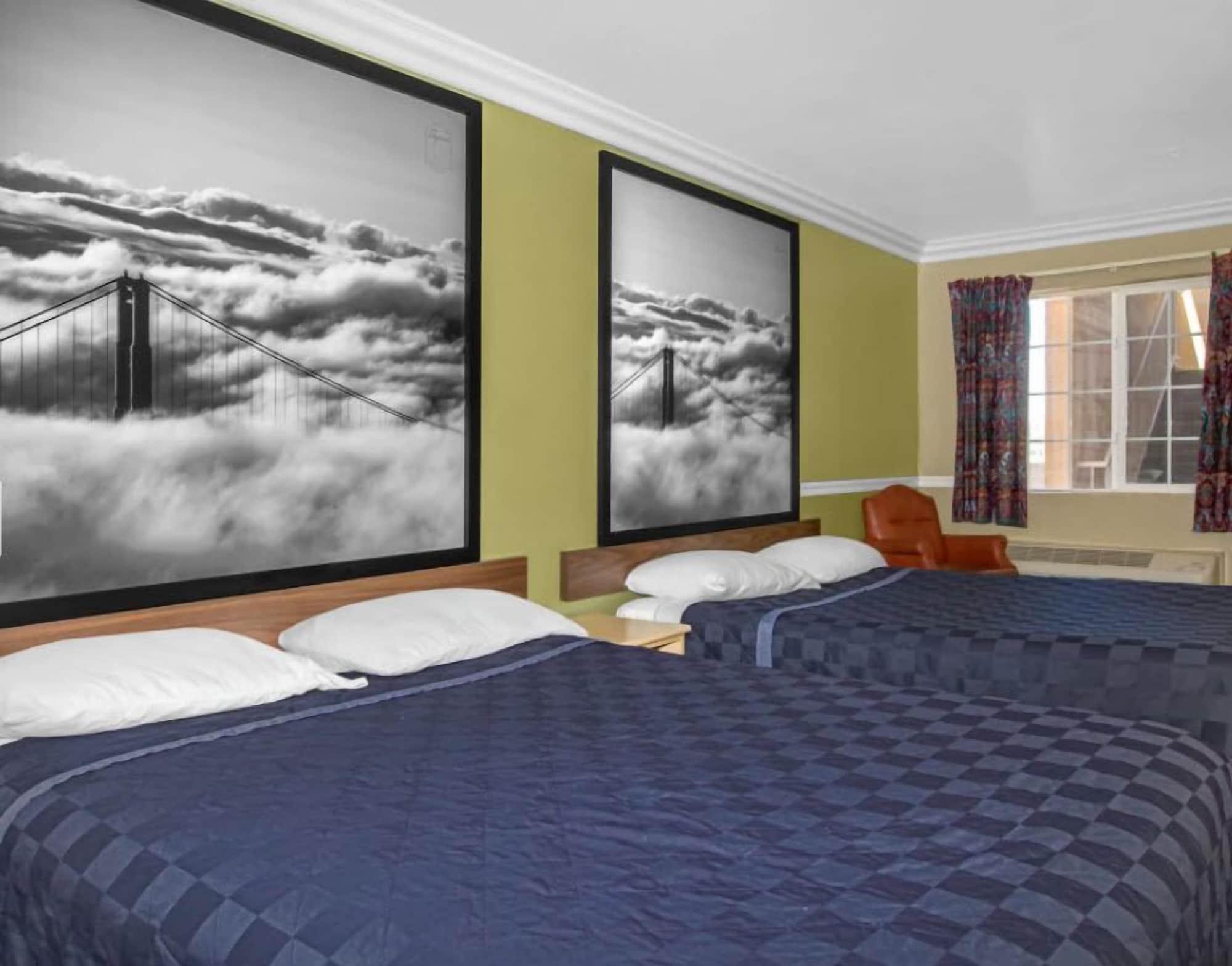 Super 8 By Wyndham Hayward Downtown Motel Кастро Вали Екстериор снимка