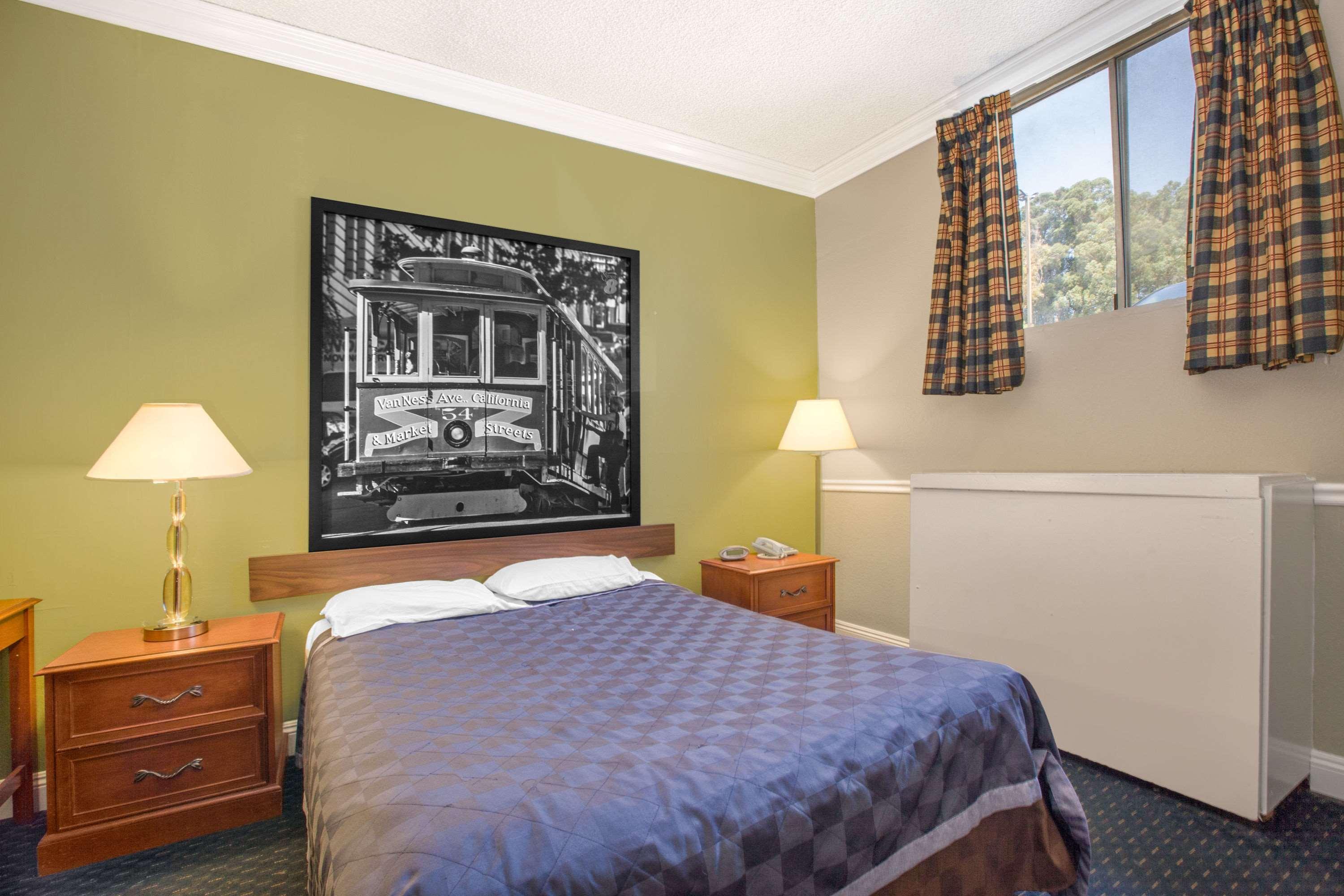Super 8 By Wyndham Hayward Downtown Motel Кастро Вали Екстериор снимка