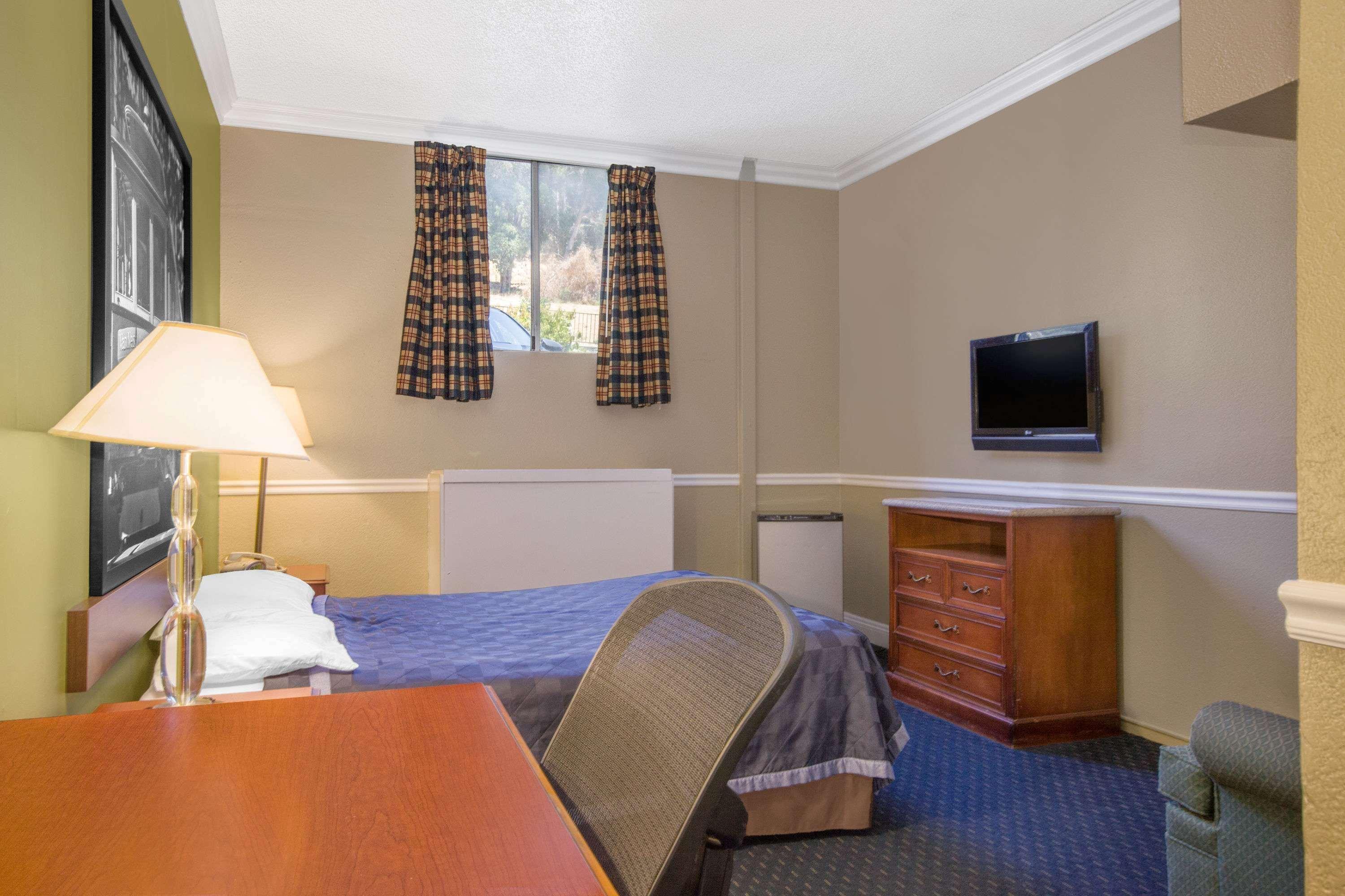 Super 8 By Wyndham Hayward Downtown Motel Кастро Вали Екстериор снимка