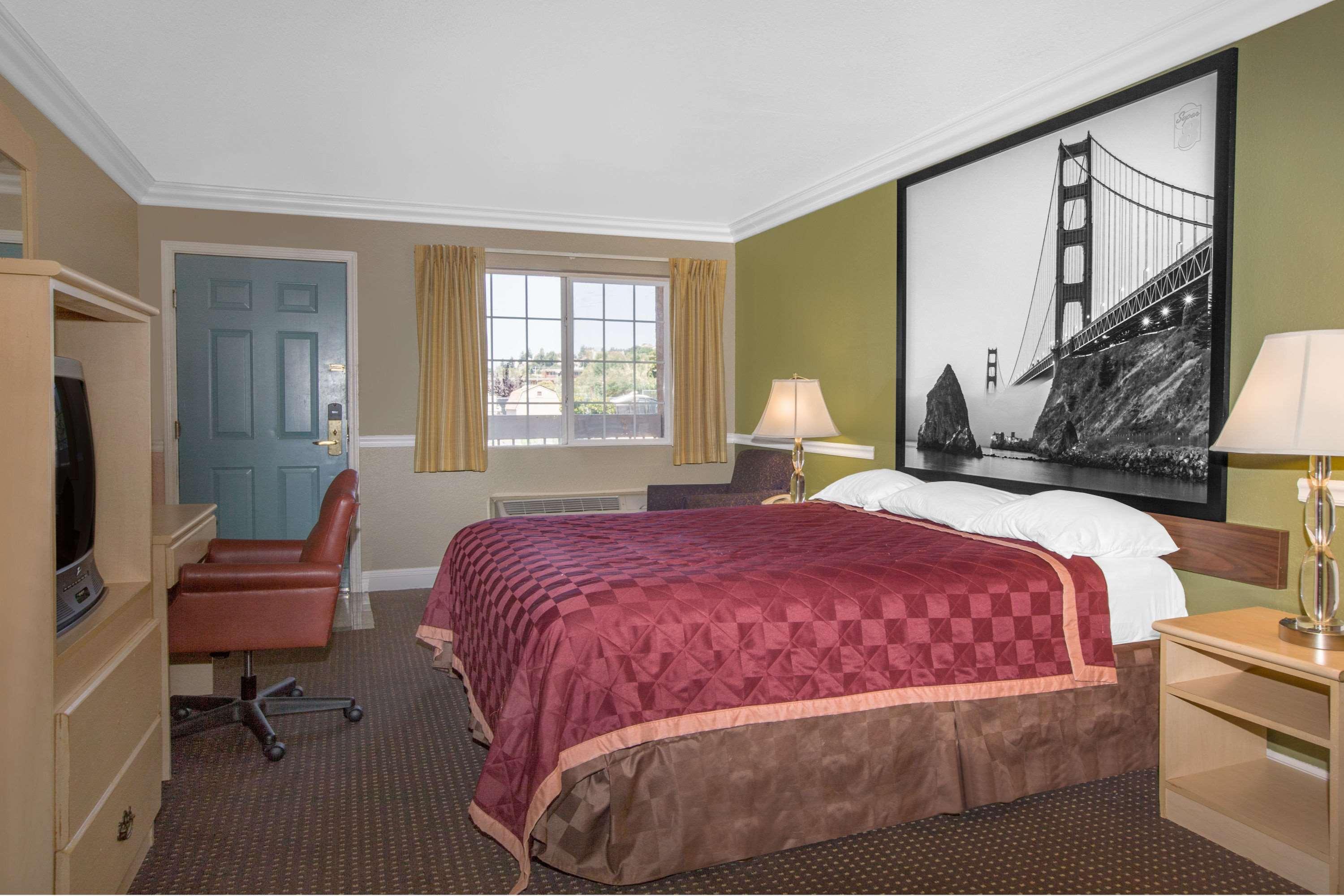 Super 8 By Wyndham Hayward Downtown Motel Кастро Вали Екстериор снимка