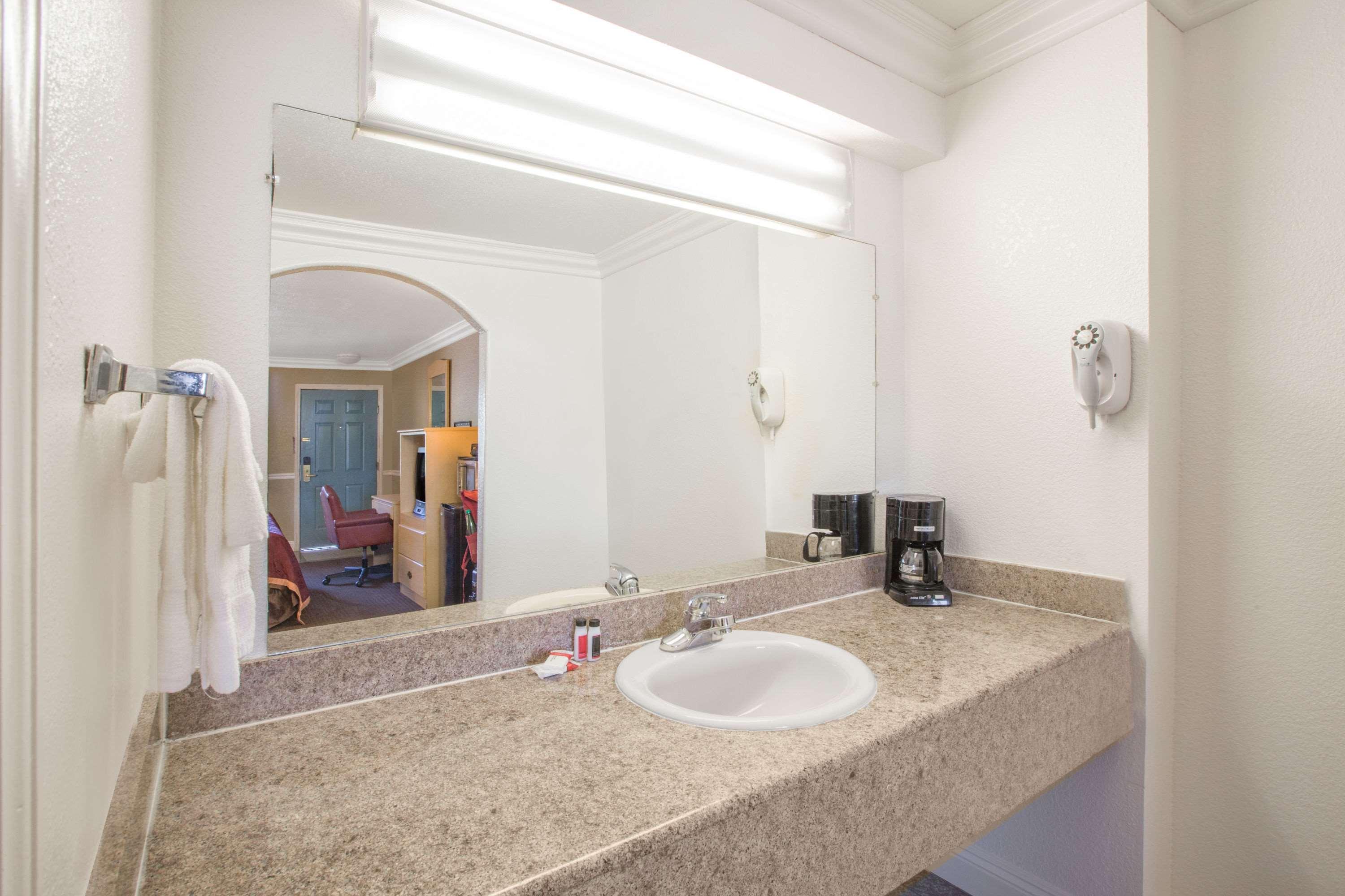 Super 8 By Wyndham Hayward Downtown Motel Кастро Вали Екстериор снимка