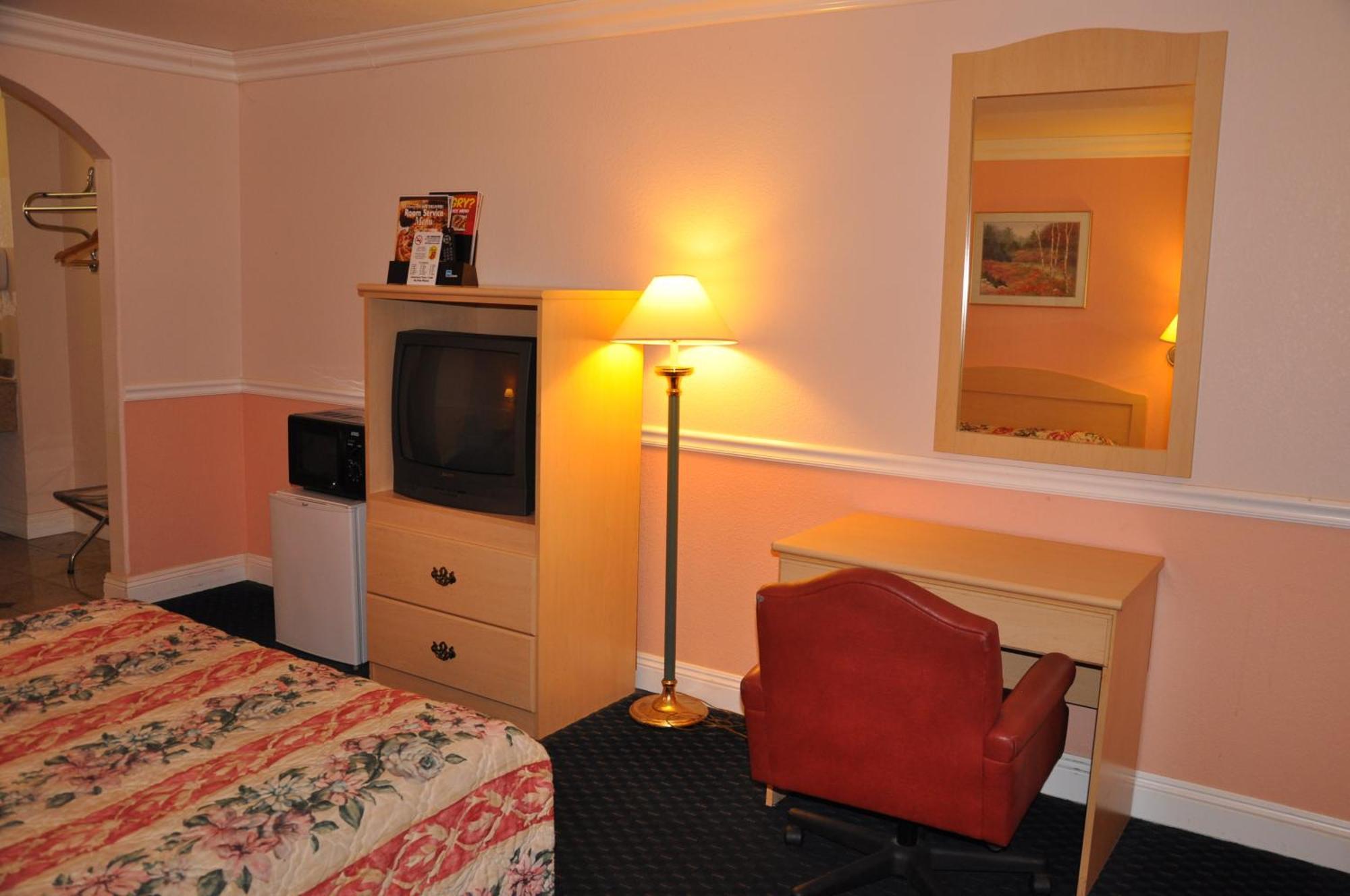 Super 8 By Wyndham Hayward Downtown Motel Кастро Вали Екстериор снимка