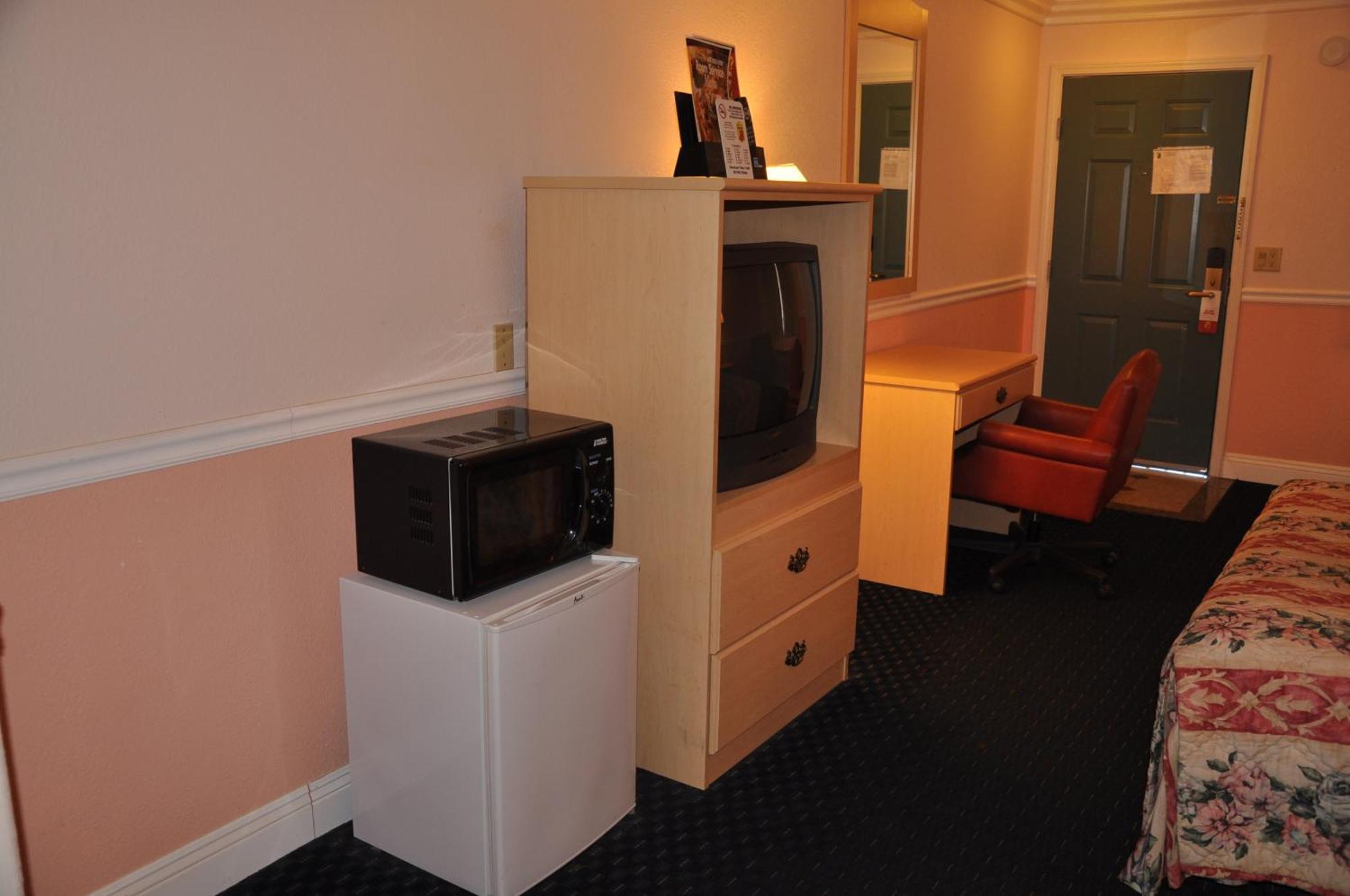 Super 8 By Wyndham Hayward Downtown Motel Кастро Вали Екстериор снимка