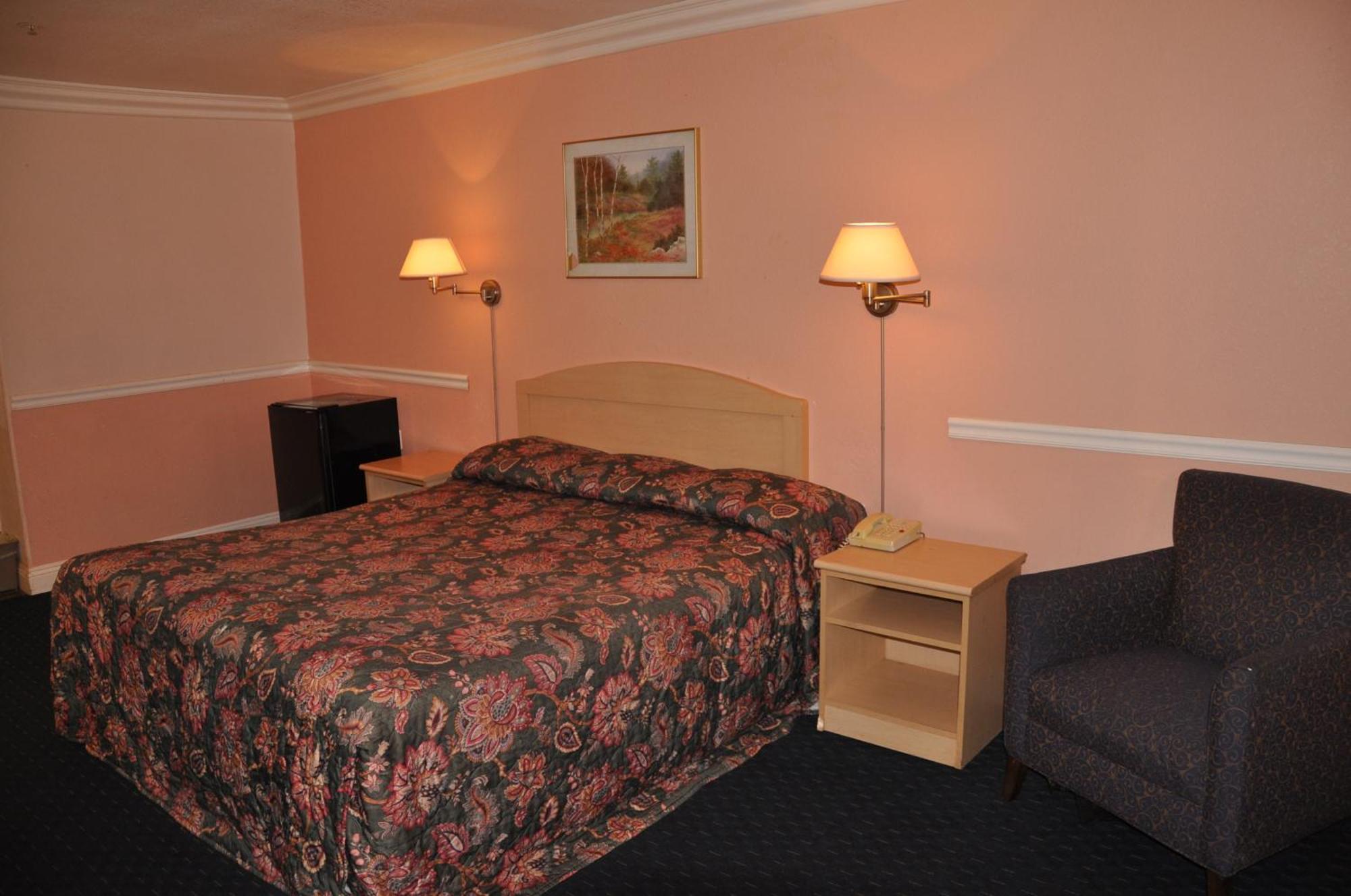 Super 8 By Wyndham Hayward Downtown Motel Кастро Вали Екстериор снимка