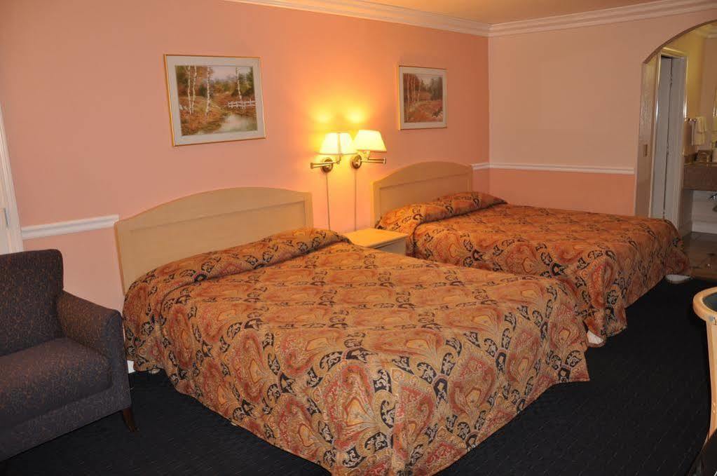 Super 8 By Wyndham Hayward Downtown Motel Кастро Вали Екстериор снимка